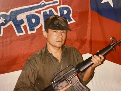 Víctor Díaz Caro en una foto de juventud, como guerrillero en lucha contra la dictadura de Pinochet.