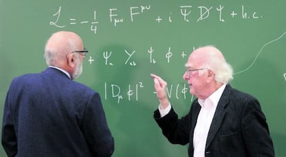 Fran&ccedil;ois Englert (i) y Peter Higgs, galardonados con el Nobel de F&iacute;sica, en la Universidad de Oviedo en 2013. 