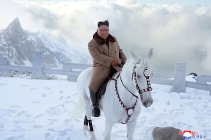 "Subiu o monte cavalgando em um cavalo branco sobre a primeira neve que caía", diz o texto que acompanha as oito fotos de Kim, publicadas pela agência de notícias KCNA.