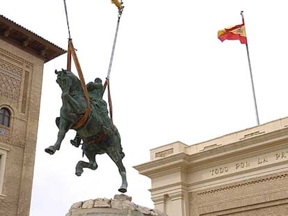 Una grúa retira la estatua ecuestre de Franco de la Academia General Militar de Zaragoza, en agosto de 2006.