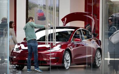 Tesla Model 3 en un concesionario de Chicago / AFP