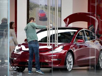 Tesla Model 3 en un concesionario de Chicago / AFP