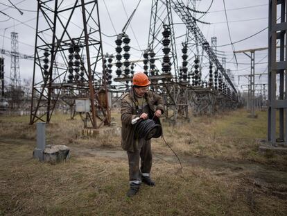 Un trabajador durante la reparación de daños por los bombardeos rusos en una central eléctrica en el centro de Ucrania, el 5 de enero.