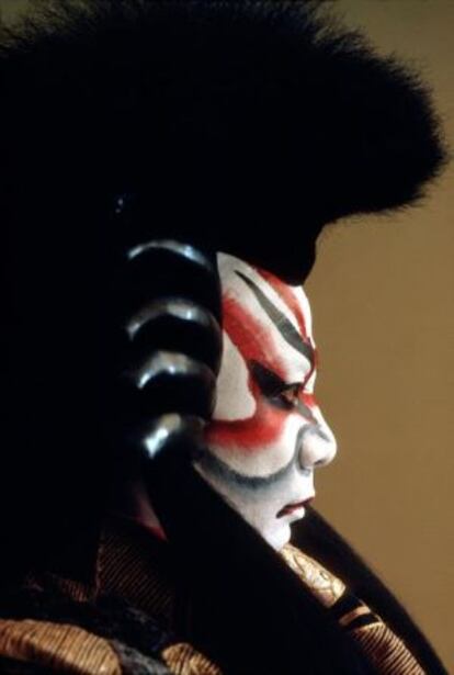 Ebizo, un famoso actor de kabuki maquillado para el personaje Kagekiyo.