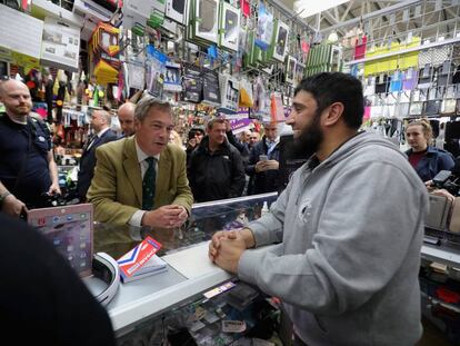 Nigel Farage, l&iacute;der del antieuropeo UKIP, en una tienda de Birmingham.