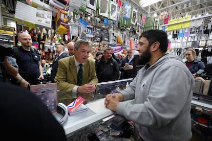 Nigel Farage, l&iacute;der del antieuropeo UKIP, en una tienda de Birmingham.