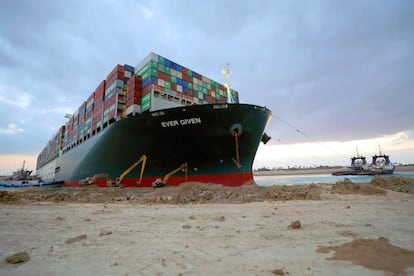 Trabajos de flotación que se están llevando a cabo en el buque portacontenedores 'Ever Given', este domingo. El incidente ocurrió el martes por la mañana y se conoció un día más tarde. Se produjo por la falta de visibilidad y las fuertes rachas de viento derivadas de las malas condiciones meteorológicas en Egipto, según informó la Autoridad del Canal de Suez.