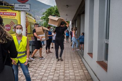 A sports center in Los Llanos de Aridane in which all of the food and clothing donated by the public is being organized.