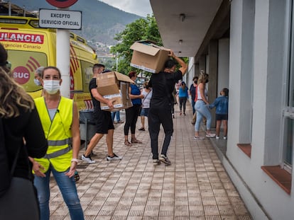 A sports center in Los Llanos de Aridane in which all of the food and clothing donated by the public is being organized.