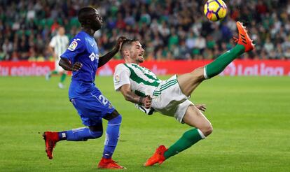 Javi Garc&iacute;a despeja ante Amath. 