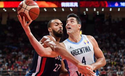 Scola intenta lanzar ante Gobert.