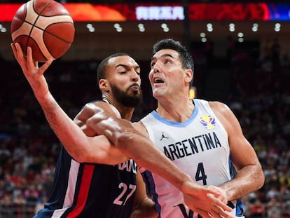 Scola intenta lanzar ante Gobert.