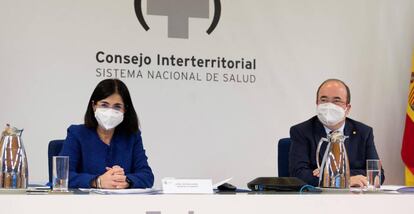 La ministra de Sanidad, Carolina Darias, y el ministro de Política Territorial, Miquel Iceta, en el Consejo Interterritorial de Salud de este jueves en Madrid.