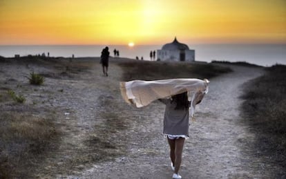 Camino del cabo Espichel, cerca de Lisboa, para ver el atardecer.