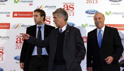 Julen Lopetegui, seleccionador de España en las categorías sub-20 y sub-21, Ángel María Villar, presidente de la RFEF y Vicente del Bosque, en el 'photocall' del Hotel Palace. 