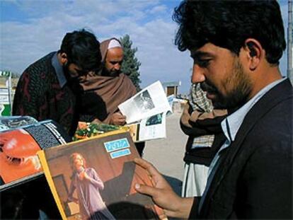 Habitantes de Kabul ojean revistas con fotos e ilustraciones de mujeres, prohibidas anteriormente por los talibanes.