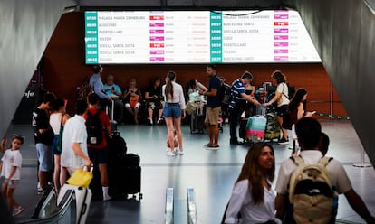 Paneles informativo de los trenes en la estación de Atocha, este martes.