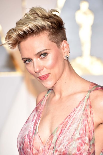 Scarlett Johansson apostó por el pelo corto con tupé despeinado y múltiples pendientes.