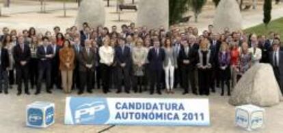 La presidenta del PP de Madrid y del Gobierno regional, Esperanza Aguirre, junto a los integrantes de su candidatura para las elecciones autonómicas del 22 de mayo, hoy en el parque Juan Carlos I.