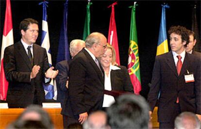 Hernando abraza a la viuda de Lidón, Marisa Galarraga.