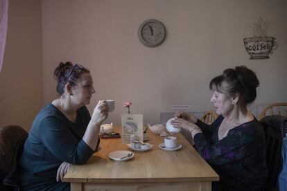 Dos mujeres toman el té en un establecimiento en Sedgefield.