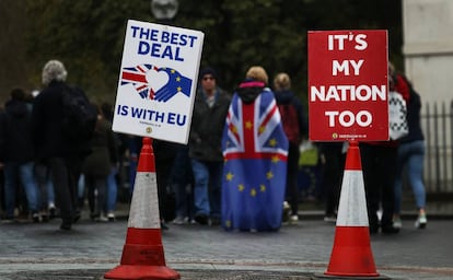 Partidarios de permanecer en la UE se manifiestan este lunes frente a la Cámara de los Comunes en Londres. 
