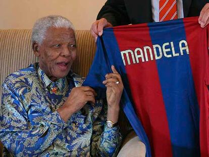 Nelson Mandela recibe la camiseta del Barcelona con su nombre.