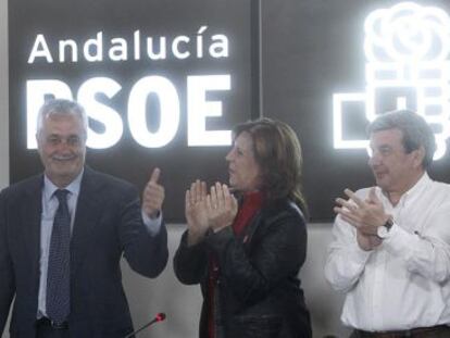 José Antonio Griñán saluda al comienzo de la ejecutiva del PSOE.