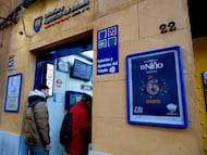 Varias personas hacen cola en una administración de lotería para comprar décimos de cara al Sorteo de El Niño, a 26 de diciembre de 2024, en Madrid (España).