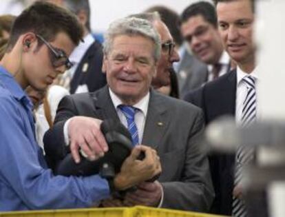 El presidente alemán, Joachim Gauck, habla con un estudiante. EFE/Archivo