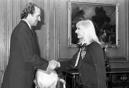 El rey Juan Carlos saluda a Raffaella Carrá durante una audiencia en el Palacio de la Zarzuela, en junio de 1985. La artista agradeció al monarca la concesión de la Medalla al Mérito Civil en el campo artístico.