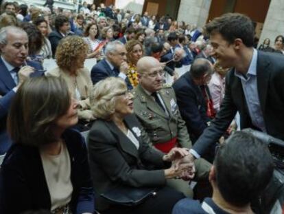 Un acuerdo de la Junta Electoral impide la colocación gratuita de carteles de Carmena y Errejón