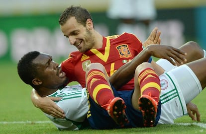 Soldado con el defensa Azubuike Egwuekwe