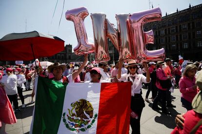 Durante la congregación, José Ramón Cossío, exministro de la Suprema Corte, y Beatriz Pagés, periodista y exdiputada, han ofrecido discursos en condena al "plan B" de la reforma electoral. En la imagen, un grupo de manifestantes sostiene globos con las letras del INE y una bandera de México en la plancha del Zócalo. 