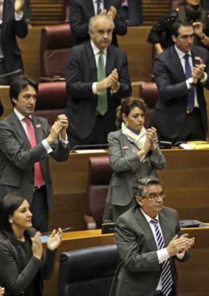 El consejero José Manuel Vela, en la primera fila, y Blasco, en la tercera, durante el pleno del jueves.