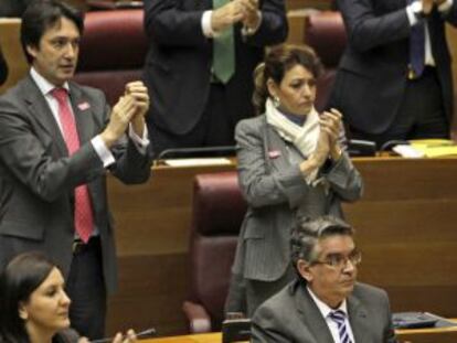 El consejero José Manuel Vela, en la primera fila, y Blasco, en la tercera, durante el pleno del jueves.