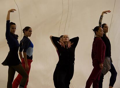 Al final, la prohibición se levanta y las seis bailarinas: Natalia Arregui, Alessandra Ball, So Yeon Kim, Diana Miqueo, Sabrina Whenher, Zara Calero y María José Redelico, continúan bailando libres. Ésta fue la primera coreografía que Lao estrenó con la compañía, en 1999.