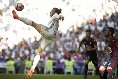 El delantero galés del Real Madrid, Gareth Bale (i), intenta controlar el balón.