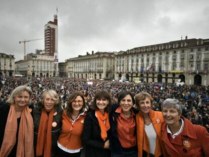 Las siete activistas a favor del tren de alta velocidad entre Turín y Lyon, en la manifestación que organizaron en noviembre.