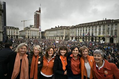 Las siete activistas a favor del tren de alta velocidad entre Turín y Lyon, en la manifestación que organizaron en noviembre.