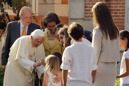 La Familia Real en la recepción a Benedicto XVI en la Zarzuela. El Papa saluda a las hijas de los príncipes de Asturias, las infantas Leonor y Sofía, ante la mirada de sus padres, don Felipe y doña Letizia, el rey Juan Carlos, la reina Sofía, la infanta Elena y sus hijos, Victoria y Felipe Juan Froilán.