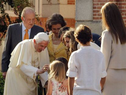 La Familia Real en la recepción a Benedicto XVI en la Zarzuela. El Papa saluda a las hijas de los príncipes de Asturias, las infantas Leonor y Sofía, ante la mirada de sus padres, don Felipe y doña Letizia, el rey Juan Carlos, la reina Sofía, la infanta Elena y sus hijos, Victoria y Felipe Juan Froilán.