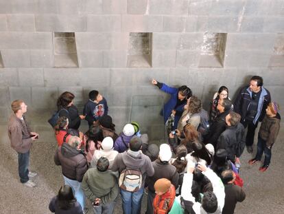 El Inca Garcilaso de la Vega asegura en sus crónicas que las paredes de piedra del Qoricancha estuvieron cubiertas con planchas de oro, de las que el expolio español solo ha dejado rastros de remoción. Otros cronistas afirman que parte de ese oro fue usado para pagar el rescate de Atahualpa.