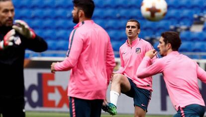 Griezmann, al fondo, en el entrenamiento del Atlético en Lyon, ayer.