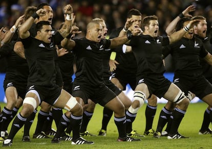 Los All Blacks, bailan la Haka, himno guerrero maor&iacute;, antes del inicio de un partido contra Escocia en 2010