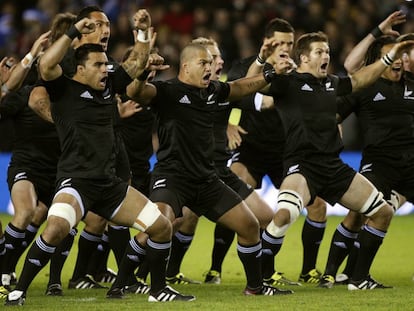 Los All Blacks, bailan la Haka, himno guerrero maor&iacute;, antes del inicio de un partido contra Escocia en 2010