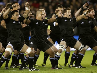 Los All Blacks, bailan la Haka, himno guerrero maor&iacute;, antes del inicio de un partido contra Escocia en 2010