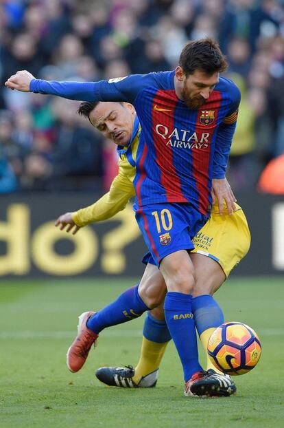 Lionel Messi (d), del Barcelona, se hace con el balón ante Roque Mesa de Las Palmas.