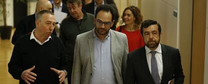 Joan Baldov&iacute; (Compromis), Antonio Hernando (PSOE) y Miguel Guti&eacute;rrez (Ciudadanos)