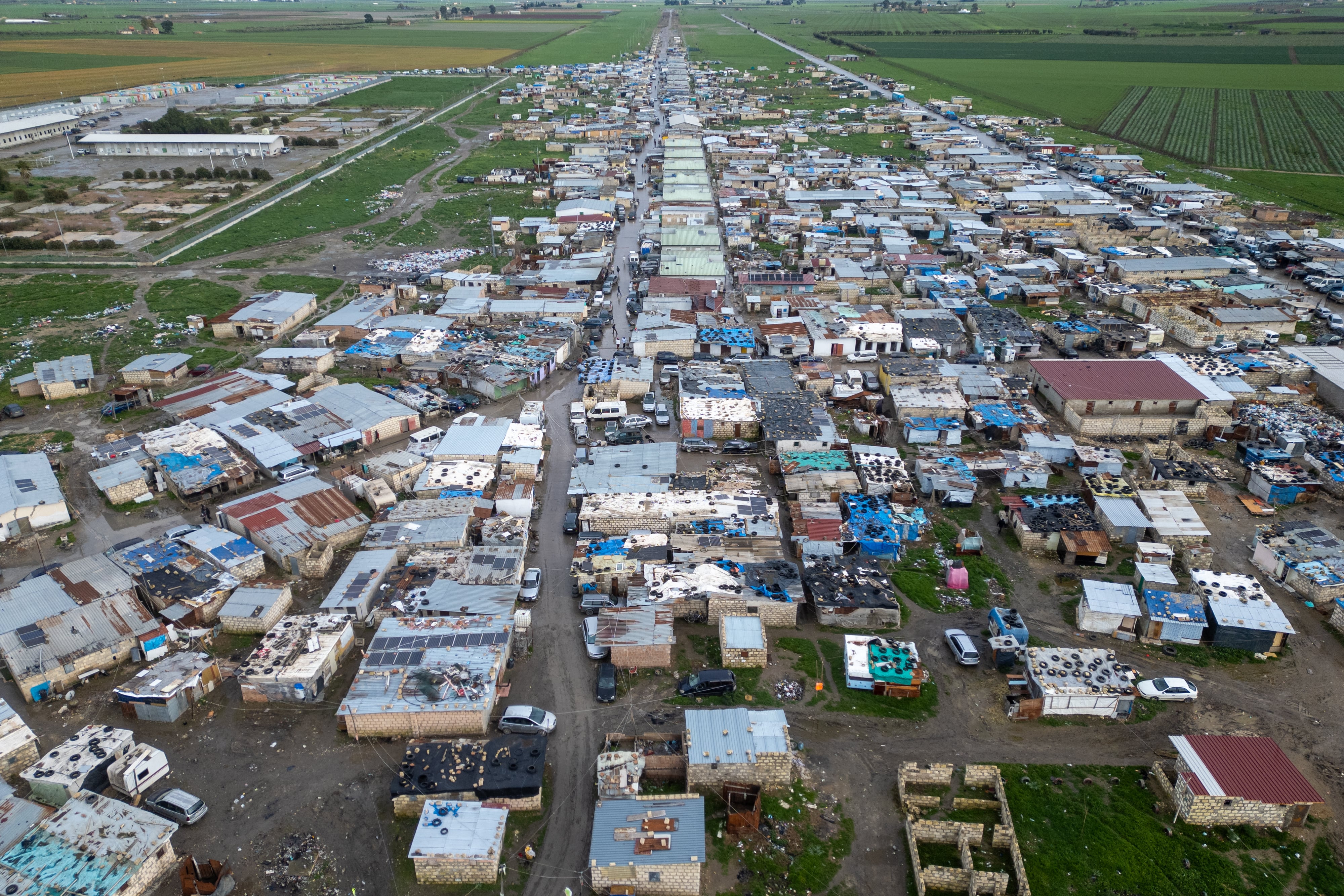 Il più grande accampamento irregolare di migranti in Europa: lavoro nero in Italia